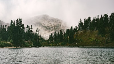 山林中的湖